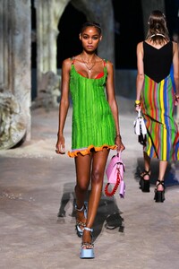 defile-versace-printemps-ete-2021-milan-look-23.thumb.jpg.e2c33cc2c2cf664a049b75ca740027b2.jpg