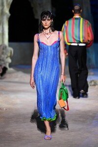 defile-versace-printemps-ete-2021-milan-look-24.thumb.jpg.da7230e7fa28e0dea99ffe8ec5b77b04.jpg