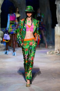 defile-versace-printemps-ete-2021-milan-look-41.thumb.jpg.8f66079eb2afe1ca2680bd980b5816a0.jpg