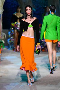 defile-versace-printemps-ete-2021-milan-look-50.thumb.jpg.cf61c56511829214453322ac054929aa.jpg