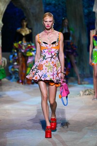 defile-versace-printemps-ete-2021-milan-look-54.thumb.jpg.2ec068973045d82ec62b1dd917c81f86.jpg