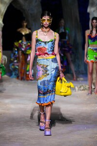 defile-versace-printemps-ete-2021-milan-look-58.thumb.jpg.0cea3f7b38ab7b02029d286cb531dfdd.jpg