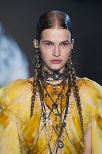 detail-defile-alexander-mcqueen-printemps-ete-2019-paris-detail-113.thumb.jpg.628ae1c270ec25c557bf1a68f462b966.jpg