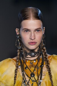 detail-defile-alexander-mcqueen-printemps-ete-2019-paris-detail-114.thumb.jpg.fabe829c390902b44a82ba9f5816a297.jpg