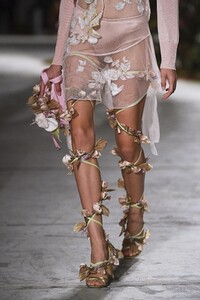 detail-defile-blumarine-printemps-ete-2021-milan-detail-155.thumb.jpg.b11e88325a536d8d8d88e39ca21c5397.jpg