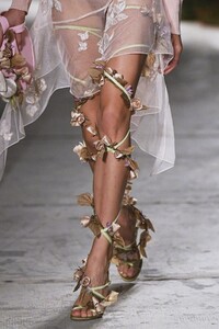 detail-defile-blumarine-printemps-ete-2021-milan-detail-156.thumb.jpg.d75165e0ab26be310eea422ebc85ab62.jpg