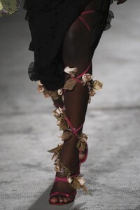 detail-defile-blumarine-printemps-ete-2021-milan-detail-30.thumb.jpg.b5b0203846d35e090e2b983375b43fc5.jpg