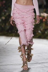 detail-defile-blumarine-printemps-ete-2021-milan-detail-38.thumb.jpg.1a0c55ec3bbf08071cda27b009213e44.jpg