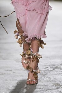 detail-defile-blumarine-printemps-ete-2021-milan-detail-39.thumb.jpg.243a922551a1333ce5e8115481bc7fd3.jpg