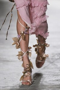 detail-defile-blumarine-printemps-ete-2021-milan-detail-40.thumb.jpg.ef711ff7cb319bc983d07717580367f1.jpg