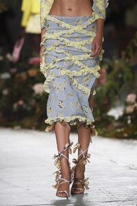 detail-defile-blumarine-printemps-ete-2021-milan-detail-49.thumb.jpg.996817956a785a0302a25dc3dc15cf94.jpg