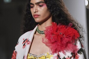 detail-defile-blumarine-printemps-ete-2021-milan-detail-79.thumb.jpg.a1a84d83456dd513fb54513baa9123be.jpg