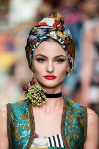 detail-defile-dolce-amp-gabbana-printemps-ete-2021-milan-detail-125.thumb.jpg.69e8e4bee71bf04d0b443d5bc0f5640e.jpg