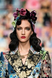 detail-defile-dolce-amp-gabbana-printemps-ete-2021-milan-detail-19.thumb.jpg.16d6c55f98388ce6cb3c15e78c70d1e8.jpg