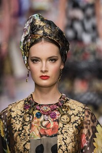 detail-defile-dolce-amp-gabbana-printemps-ete-2021-milan-detail-223.thumb.jpg.d19c604050fd87f922f17712cdf96aa6.jpg