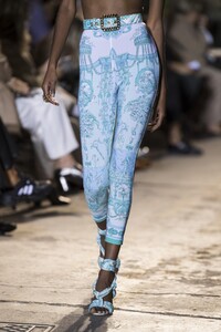 detail-defile-etro-printemps-ete-2021-milan-detail-100.thumb.jpg.0af9e9bbe4d9f8601a292c9e323254e2.jpg