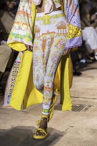 detail-defile-etro-printemps-ete-2021-milan-detail-156.thumb.jpg.4c6b0a2c36c2b40f8f8aaf1cd93294f5.jpg