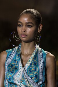 detail-defile-etro-printemps-ete-2021-milan-detail-90.thumb.jpg.342c8585261356f7b0f2a2114e8443ae.jpg