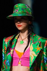 detail-defile-versace-printemps-ete-2021-milan-detail-100.thumb.jpg.306ce8206dd32e5753436ddb592c62ac.jpg