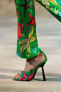 detail-defile-versace-printemps-ete-2021-milan-detail-102.thumb.jpg.e2d5ef6b7e4f89b800230f81a2e99991.jpg