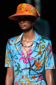 detail-defile-versace-printemps-ete-2021-milan-detail-111.thumb.jpg.3ee27af30f5a2266899038c9b7ccc36c.jpg