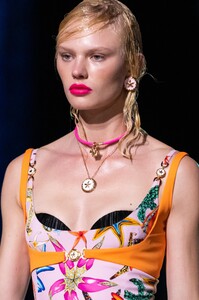 detail-defile-versace-printemps-ete-2021-milan-detail-136.thumb.jpg.638fee900aa9da9367dd09ee73cb6a2c.jpg