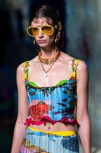 detail-defile-versace-printemps-ete-2021-milan-detail-148.thumb.jpg.e74097f33b8795656605199215e66e3b.jpg