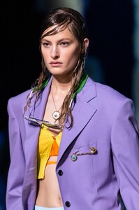 detail-defile-versace-printemps-ete-2021-milan-detail-156.thumb.jpg.03c9654a56abba7fb31a53a3ba8dad0a.jpg