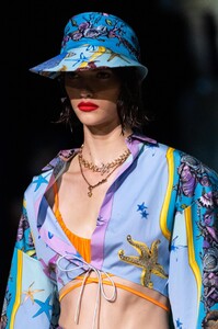 detail-defile-versace-printemps-ete-2021-milan-detail-159.thumb.jpg.316d77ceddefe6717d6322a849397b66.jpg