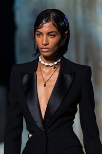 detail-defile-versace-printemps-ete-2021-milan-detail-178.thumb.jpg.8c66bd7cde1af8c4a1143092a52690aa.jpg