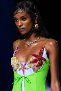 detail-defile-versace-printemps-ete-2021-milan-detail-187.thumb.jpg.6ab8b93258d63697e93794004d2ef0f2.jpg