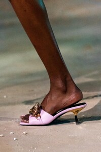 detail-defile-versace-printemps-ete-2021-milan-detail-189.thumb.jpg.1a23829e3a9f3dfd19f25e0c246f1f8e.jpg