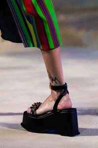 detail-defile-versace-printemps-ete-2021-milan-detail-34.thumb.jpg.3098f8cdb0836bd51e5edb4b53e2061b.jpg