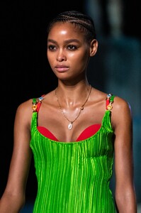 detail-defile-versace-printemps-ete-2021-milan-detail-50.thumb.jpg.1067947702c58d9e700f353cb183d7f2.jpg
