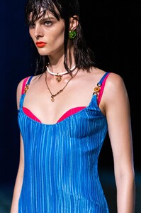 detail-defile-versace-printemps-ete-2021-milan-detail-53.thumb.jpg.8105389261e03f2d5eb894eccd6d17ab.jpg