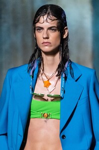 detail-defile-versace-printemps-ete-2021-milan-detail-56.thumb.jpg.ddcabc4fa89655139209d7d2fb0f2f97.jpg