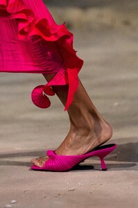 detail-defile-versace-printemps-ete-2021-milan-detail-65.thumb.jpg.5280618bd53ee6527911967b653ff5dd.jpg