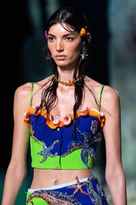 detail-defile-versace-printemps-ete-2021-milan-detail-85.thumb.jpg.55713bf5291d191b363ddf390232c7ab.jpg