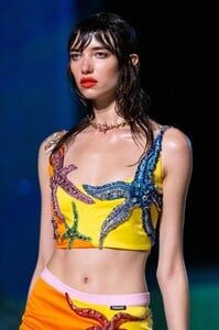 detail-defile-versace-printemps-ete-2021-milan-detail-88.thumb.jpg.52145119b3db6a0298e92638a4dc6837.jpg