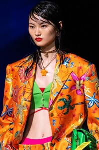 detail-defile-versace-printemps-ete-2021-milan-detail-94.thumb.jpg.af9100071d0009bc8c117e4743d32f26.jpg