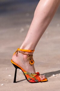 detail-defile-versace-printemps-ete-2021-milan-detail-96.thumb.jpg.547cf1ae2113bae7819de34d03ec8e30.jpg