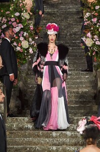 dolcegabbana_altamoda_firenze2020_catwalk-62.thumb.jpg.8728ea8afb7b9a5e8c8b0dff9e72995d.jpg