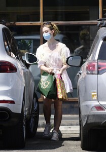 elle-fanning-out-shopping-in-los-angeles-09-09-2020-1.jpg