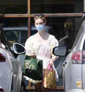 elle-fanning-out-shopping-in-los-angeles-09-09-2020-10.jpg