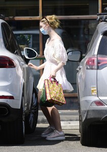 elle-fanning-out-shopping-in-los-angeles-09-09-2020-11.jpg