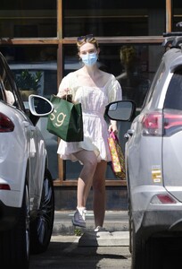 elle-fanning-out-shopping-in-los-angeles-09-09-2020-3.jpg