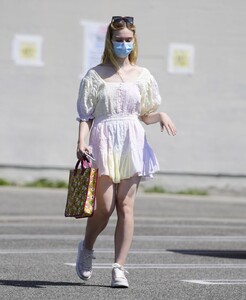 elle-fanning-out-shopping-in-los-angeles-09-09-2020-6.jpg