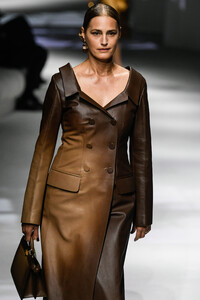 fendi-ss-2021-2.thumb.jpg.f64236b5e1a4147b93502ce5ff2abe26.jpg