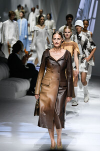 fendi-ss-2021-6.thumb.jpg.b9f53a8ad4f15deaf947968cc317b555.jpg