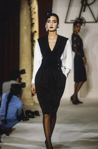 jacqueline-de-ribes-fw-1984-1.thumb.jpg.b6cdc92ed67781bdd8fbda1a7f51ebff.jpg